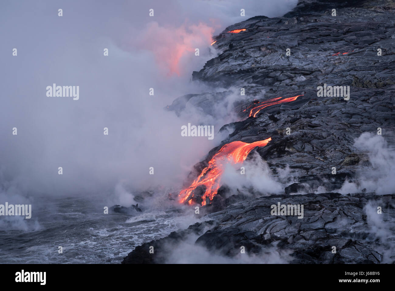 Lava de Pu'u O'o erupción entrando en el océano; el Parque Nacional de Los Volcanes de Hawaii, en la isla de Hawaii. Foto de stock