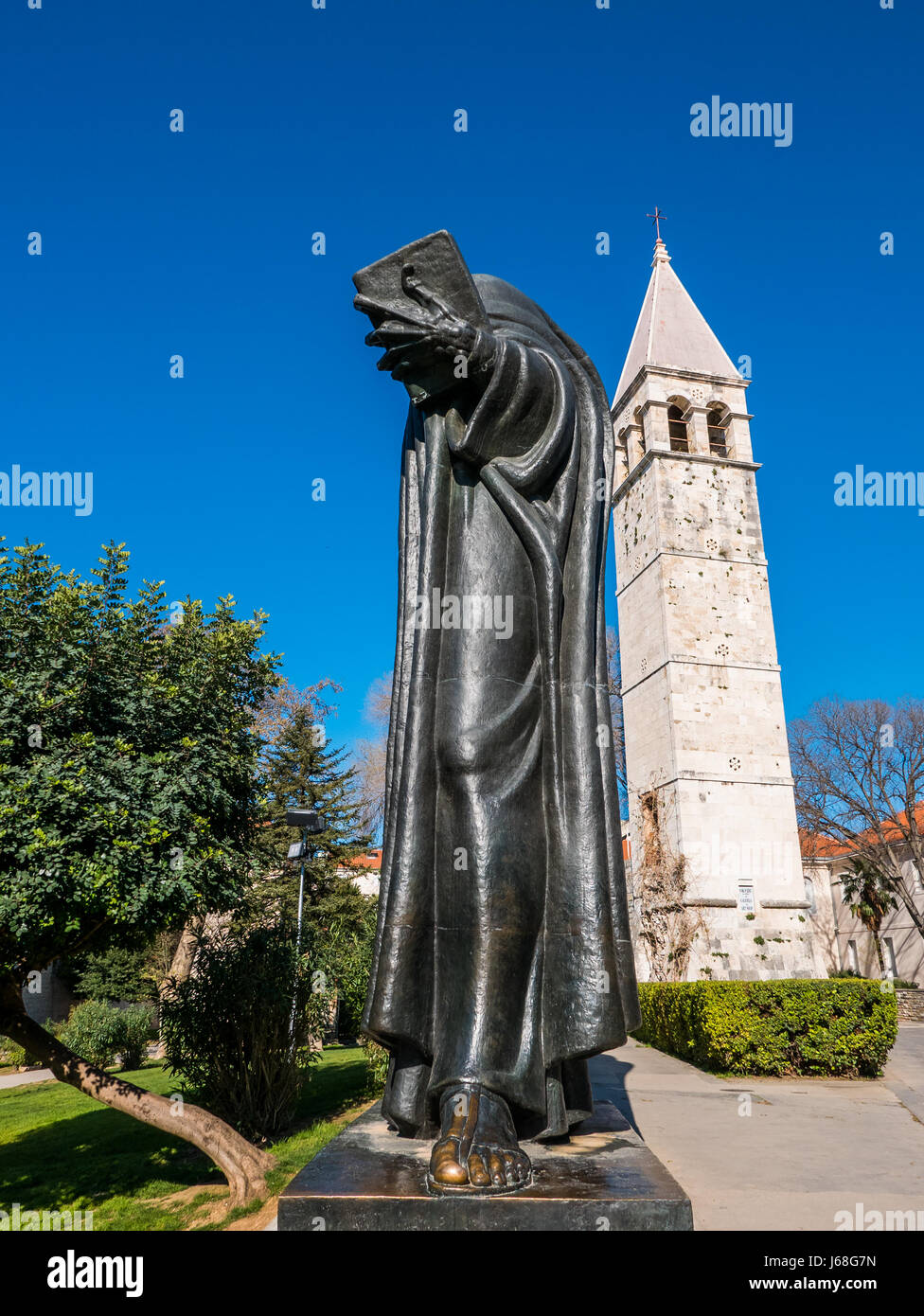 Split, Croacia - El 27 de marzo de 2016 - Una estatua del obispo Gregorio de Nin en Split, Croacia, junto al Palacio de Diocleciano, en un día soleado con el cielo azul abov Foto de stock