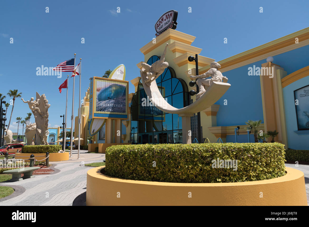 Esculturas de arena y el famoso Ron Jon Surf Shop en Coacoa Beach, Florida, EE.UU. Foto de stock