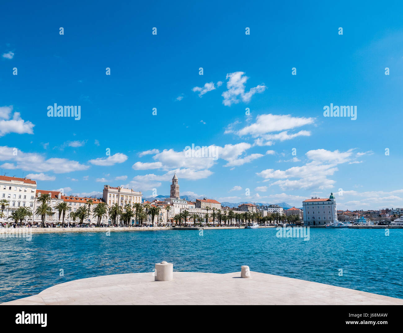 Split, Croacia - El 27 de marzo de 2016 - Split, en Croacia, en un día soleado con el cielo azul. Foto de stock