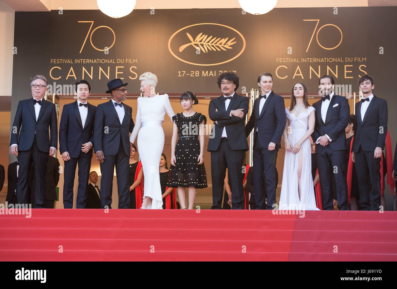 (170519) - Cannes (Francia), 19 de mayo de 2017 (Xinhua) -- Los actores Byung Heebong, Steven Yeun, Giancarlo Esposito, Tilda Swinton y Ahn Seo-Hyun, director Bong Joon-Ho y actores Paul Dano, Lily Collins, Jake Gyllenhaal y Devon Bostic (de L a R), posan en la alfombra roja para la proyección de la película 'Okja' en competición en la 70ª edición del Festival Internacional de Cannes en Cannes, Francia, el 19 de mayo de 2017. (Xinhua/Xu Jinquan) Foto de stock