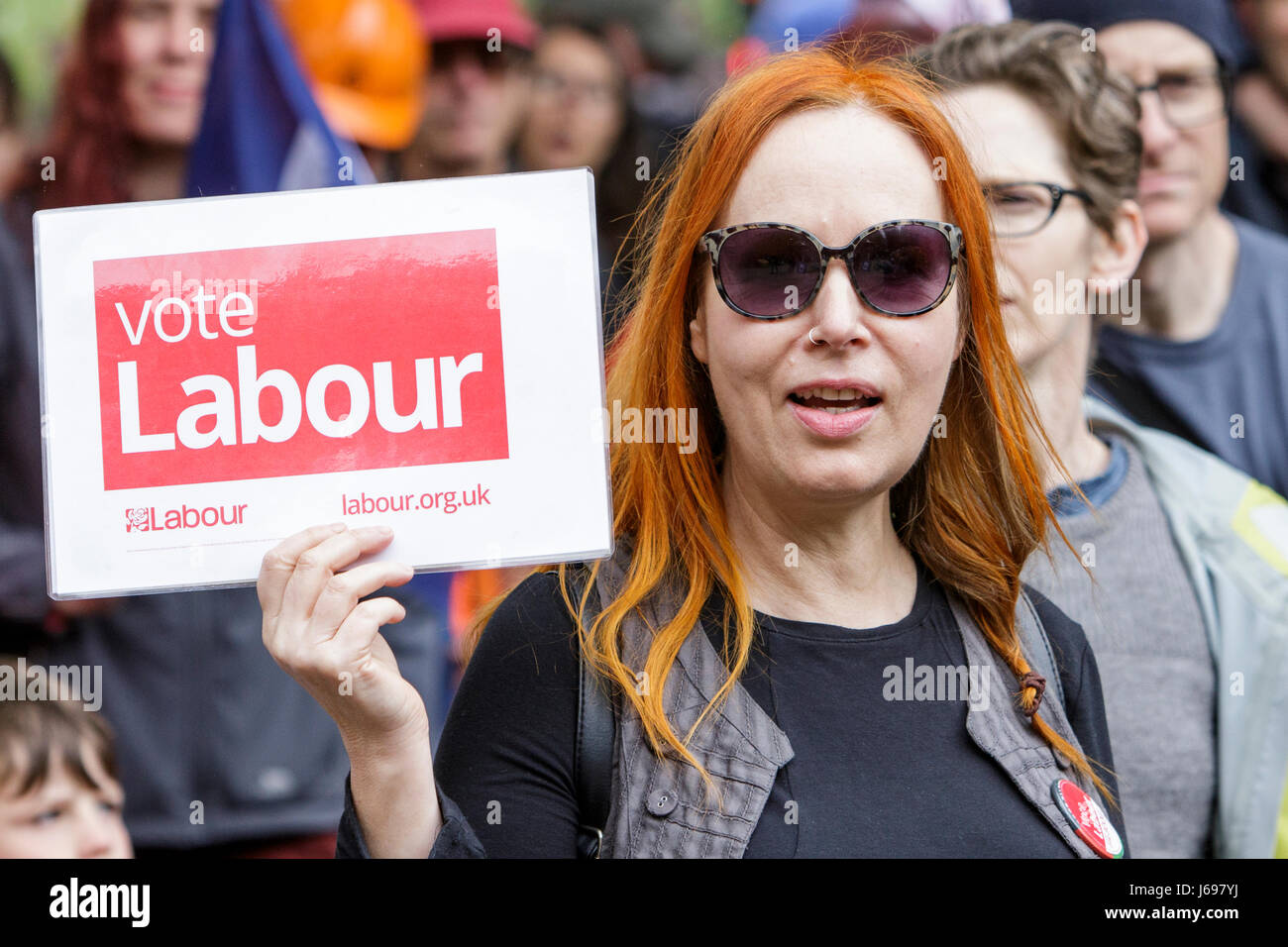 Bristol, Reino Unido. 20 de mayo de 2017. Es representada como una mujer participa en una marcha de protesta en la ciudad de Bristol, la marcha se celebró para defender la educación y detener el recorte de la financiación a las escuelas. Crédito: lynchpics/Alamy Live News Foto de stock