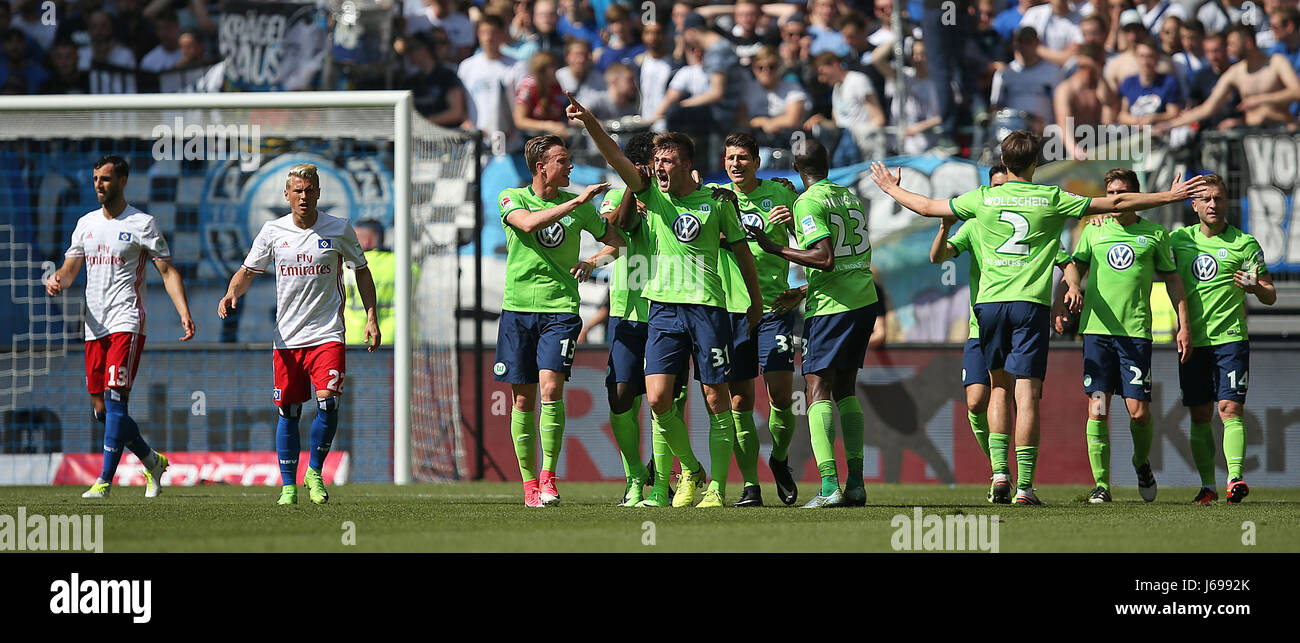 20.05.2017, Fussball 1. Bundesliga 2016/2017, 34. Spieltag, Hamburger SV - VfL Wolfsburg, im Volksparkstadion en Hamburgo. Jubel Wolfsburg (re) Tor zum zum 0:1 Foto: Cronos/SIG Foto de stock