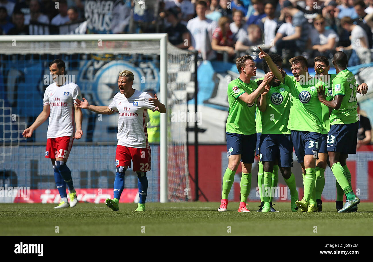 20.05.2017, Fussball 1. Bundesliga 2016/2017, 34. Spieltag, Hamburger SV - VfL Wolfsburg, im Volksparkstadion en Hamburgo. Jubel Wolfsburg (re) Tor zum zum 0:1 Foto: Cronos/SIG Foto de stock