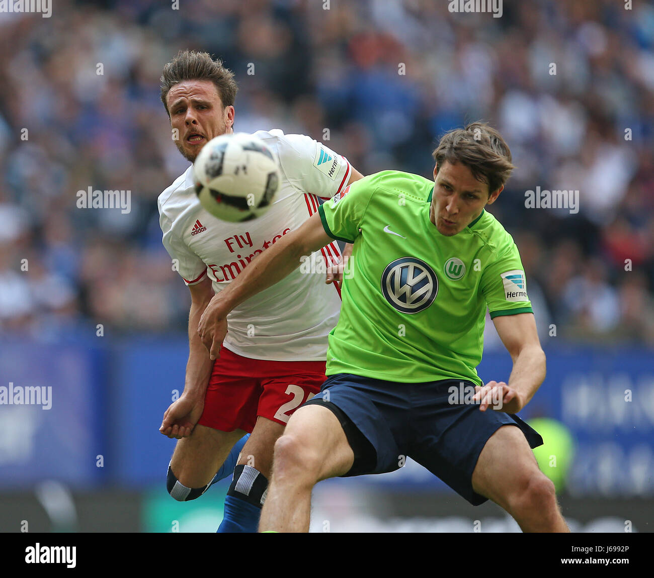 20.05.2017, Fussball 1. Bundesliga 2016/2017, 34. Spieltag, Hamburger SV - VfL Wolfsburg, im Volksparkstadion Hamburgo. V.L. Nicolai Müller (Hamburgo) gegen Philipp Wollscheid (Wolfsburg) Foto: Cronos/SIG Foto de stock