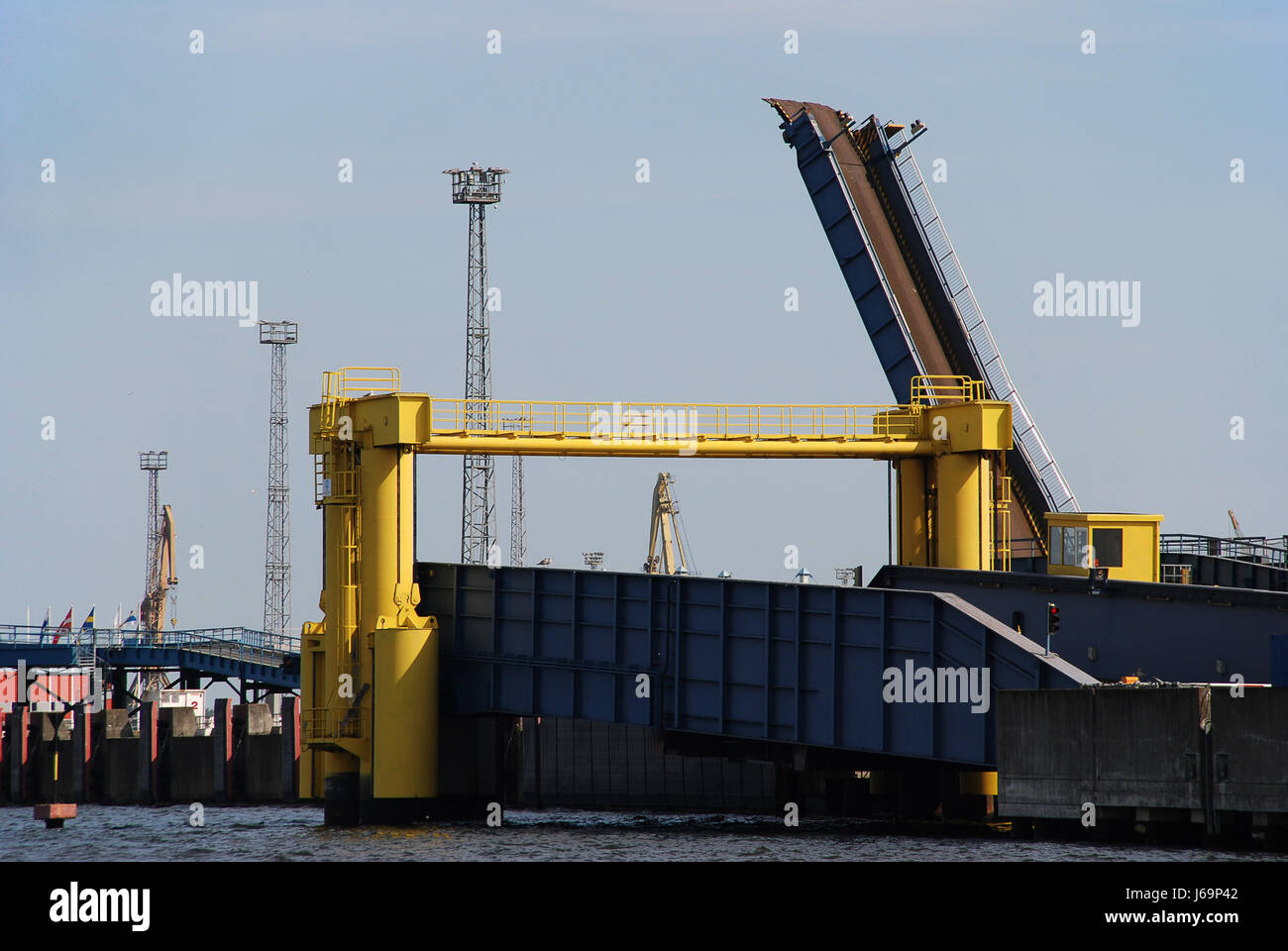 Cinta transportadora de carga rampa de carga descarga act dockyard Europa puerto puertos Foto de stock