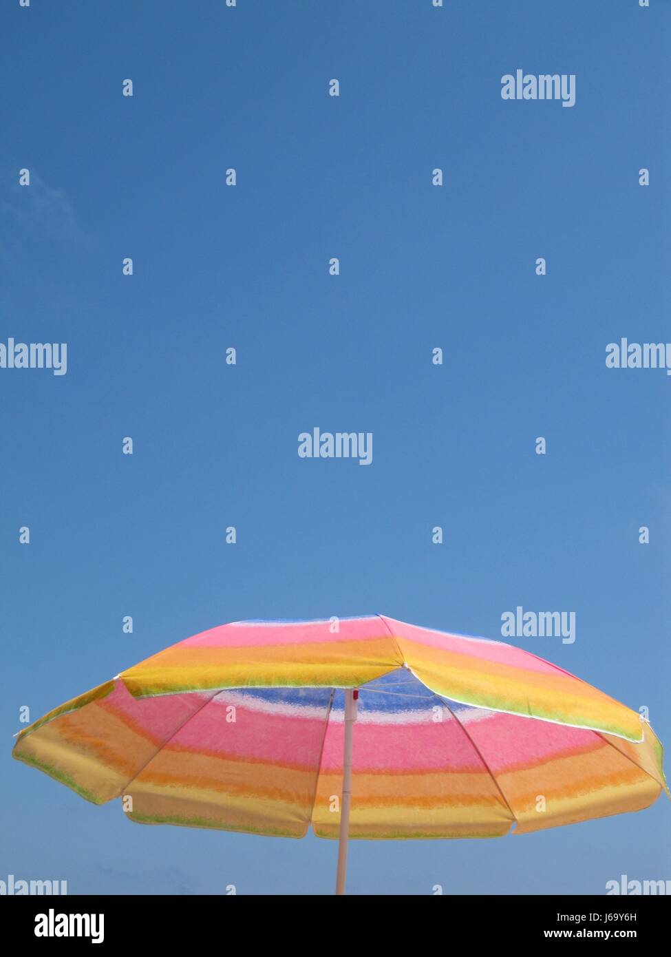 Playa azul mar la playa seashore proteger sombrilla paraguas de protección Foto de stock