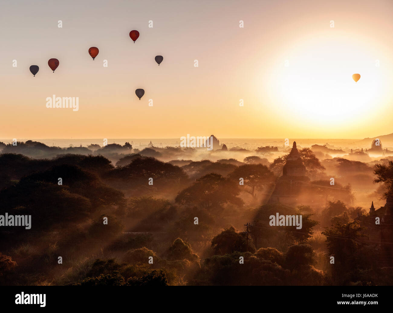 Stock Photo - globos sobre los templos de Bagan al amanecer, Myanmar (Birmania Foto de stock