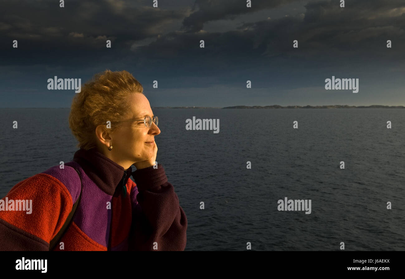 Mujer noruega escandinavia vacacionista firmamento cielo nubes rubia relajación Foto de stock