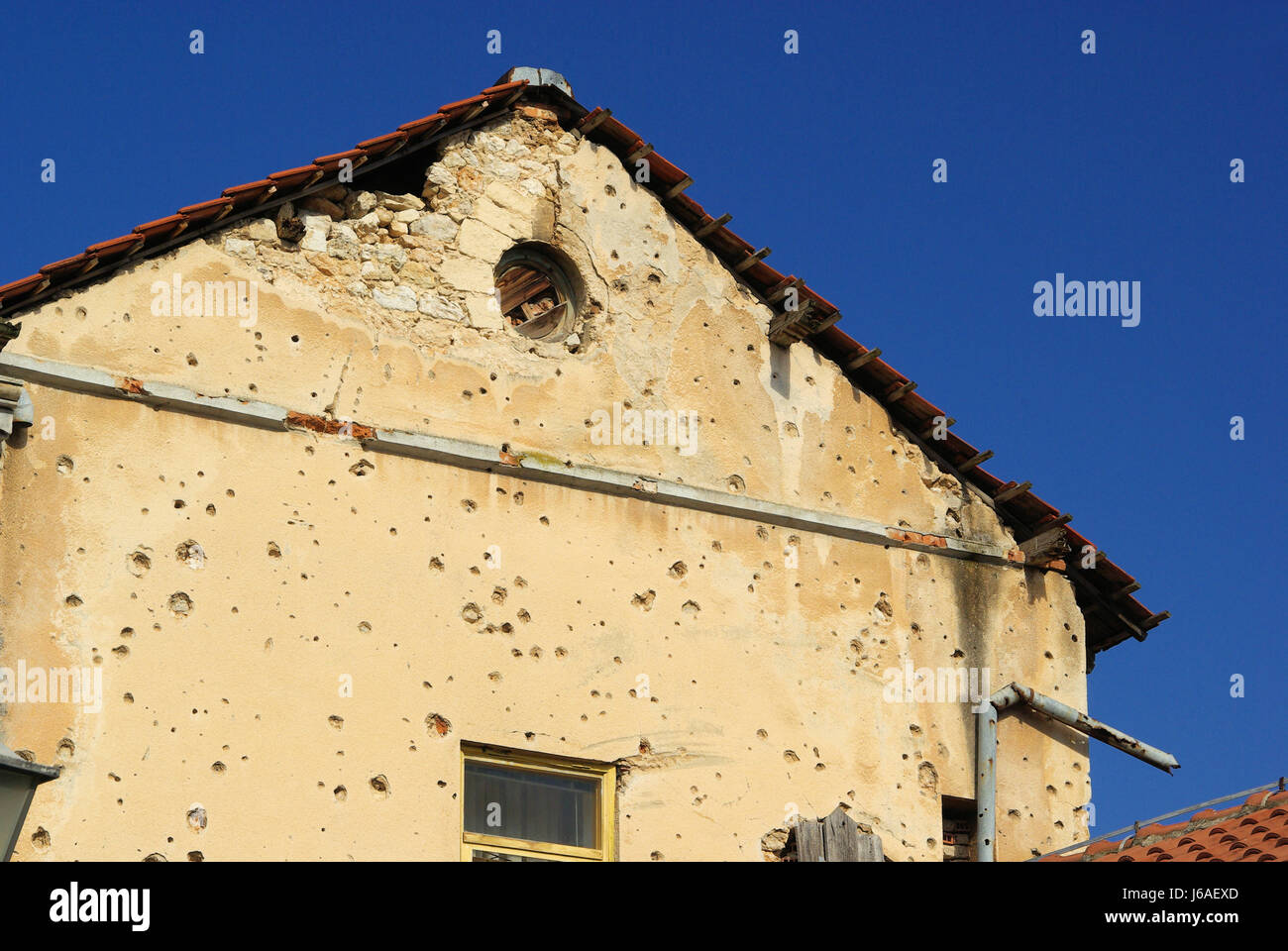 La ruina de la guerra la destrucción del agujero Croacia guerra civil edificio de la casa de la ciudad conflicto Foto de stock