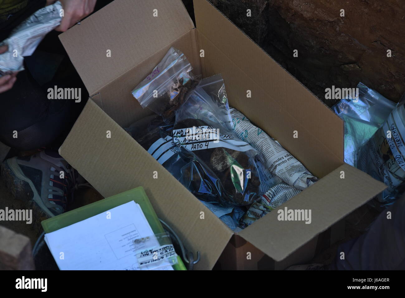 Una caja con restos humanos en el cementerio de Guadalajara, España, donde  varios voluntarios de la asociación "Recuperación de la Memoria Histórica"  continúan buscando los restos del Español Timoteo Mendieta, asesinado por
