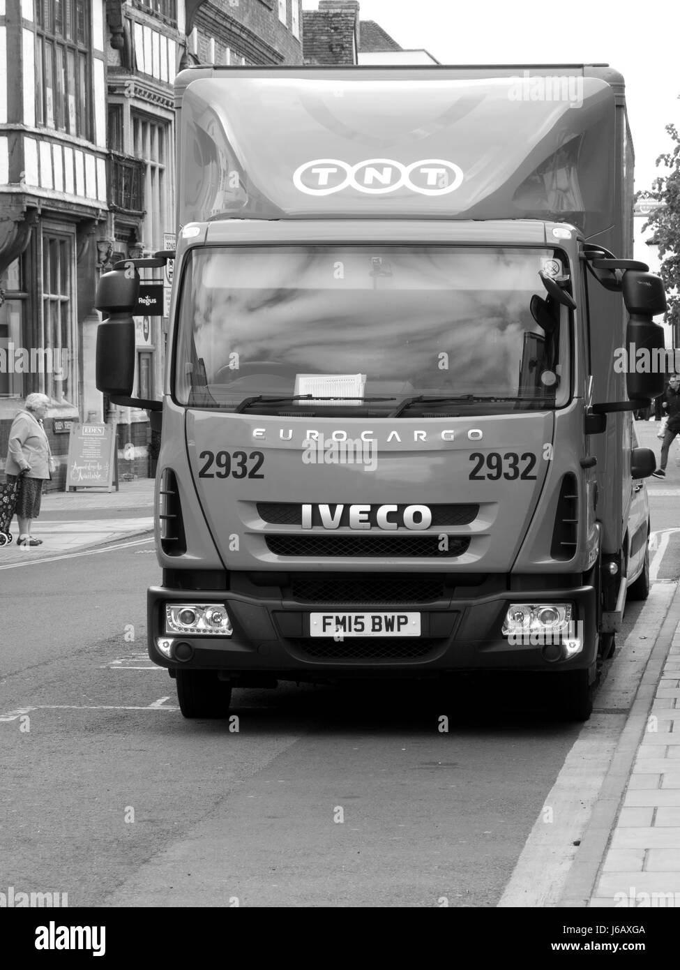 TNT Express camión estacionado en la calle haciendo entrega o recogida, empresa parte de FedEx Foto de stock