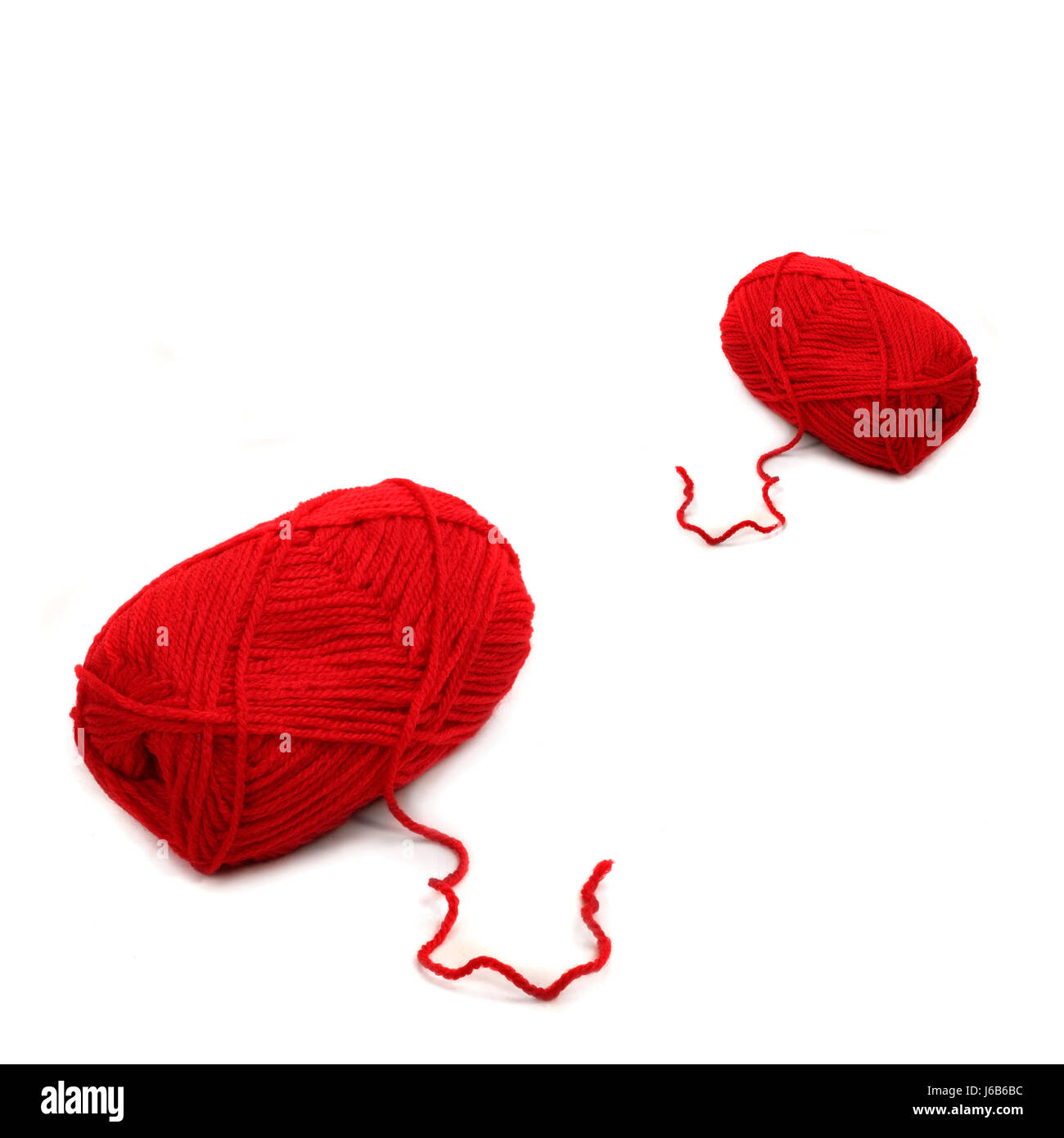 Hilo de lana tejida de hilos de lana tejido desenrollado bola roja cerca de macro macro Foto de stock