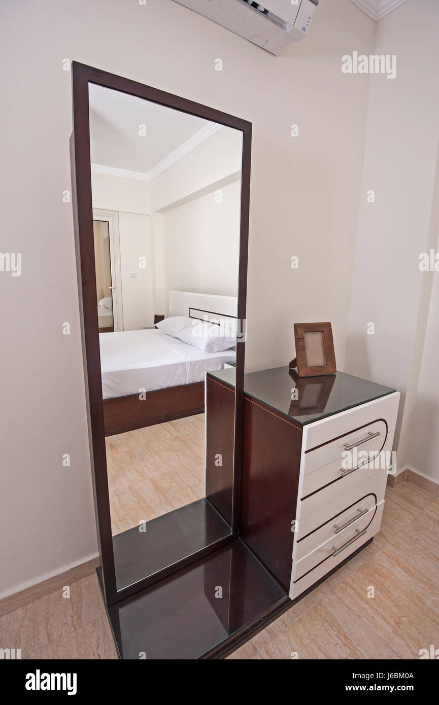 Tocador con espejo interior design decoración en apartamento de lujo  dormitorio Fotografía de stock - Alamy