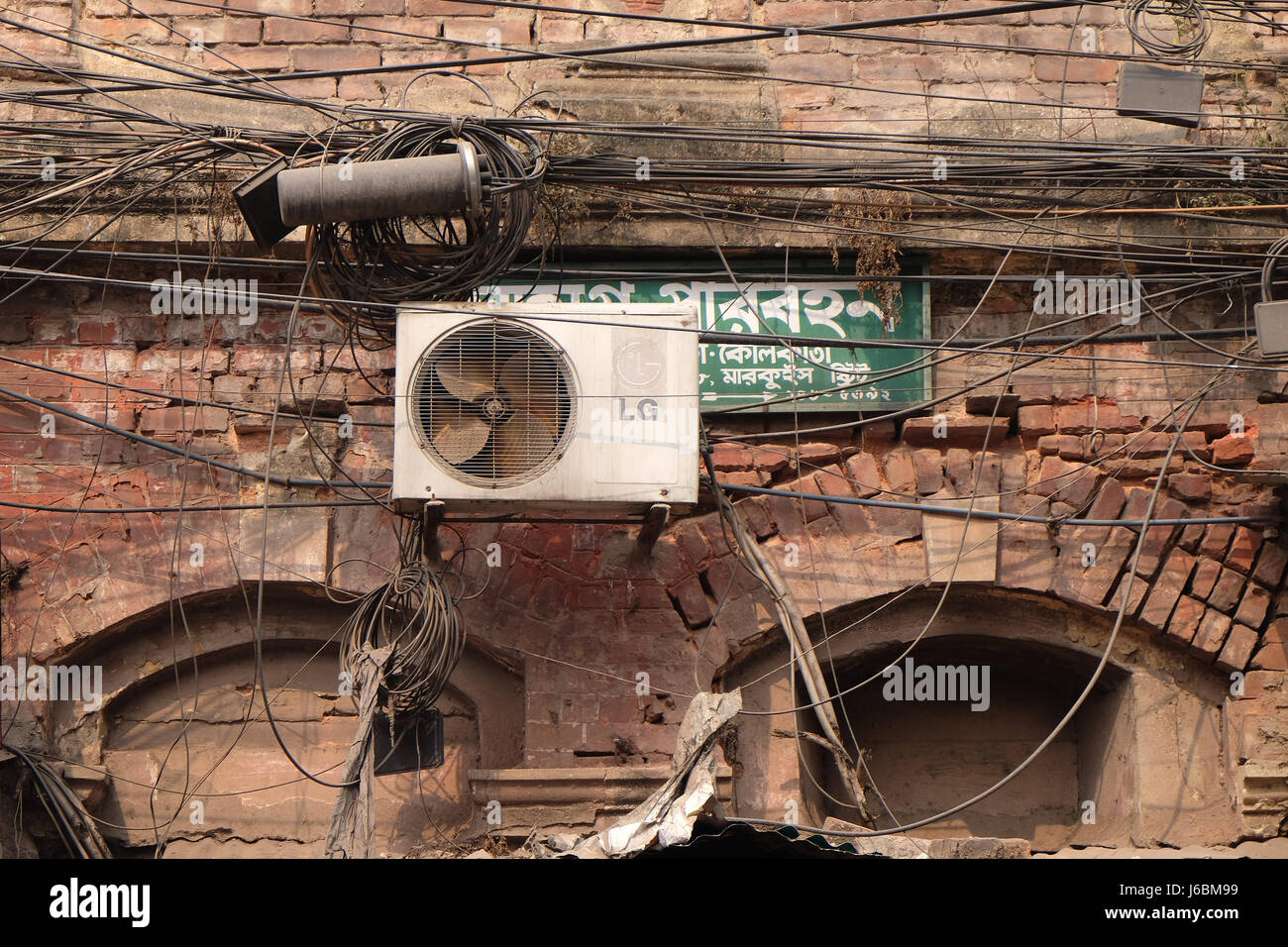 El caos de cables y alambres en Kolkata. Foto de stock