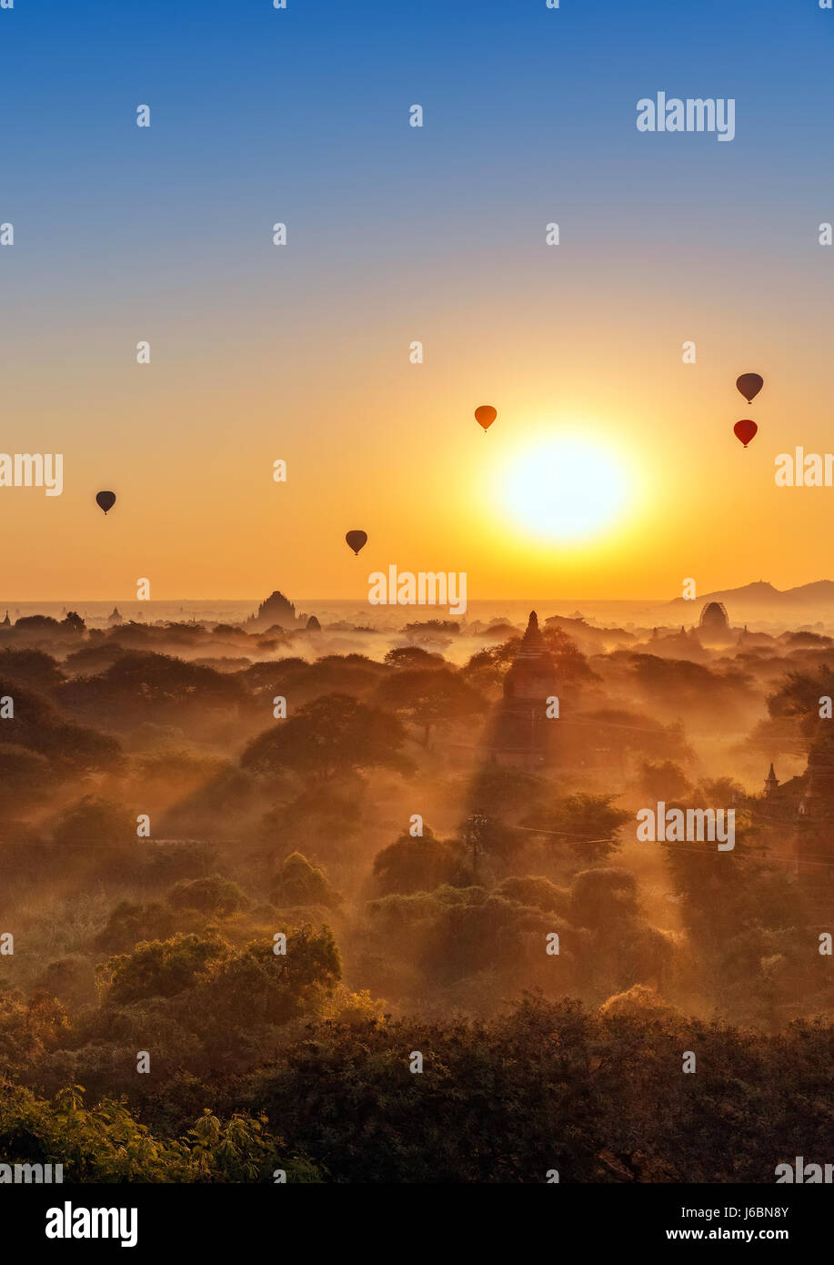Stock Photo - globos sobre los templos de Bagan al amanecer, Myanmar (Birmania Foto de stock
