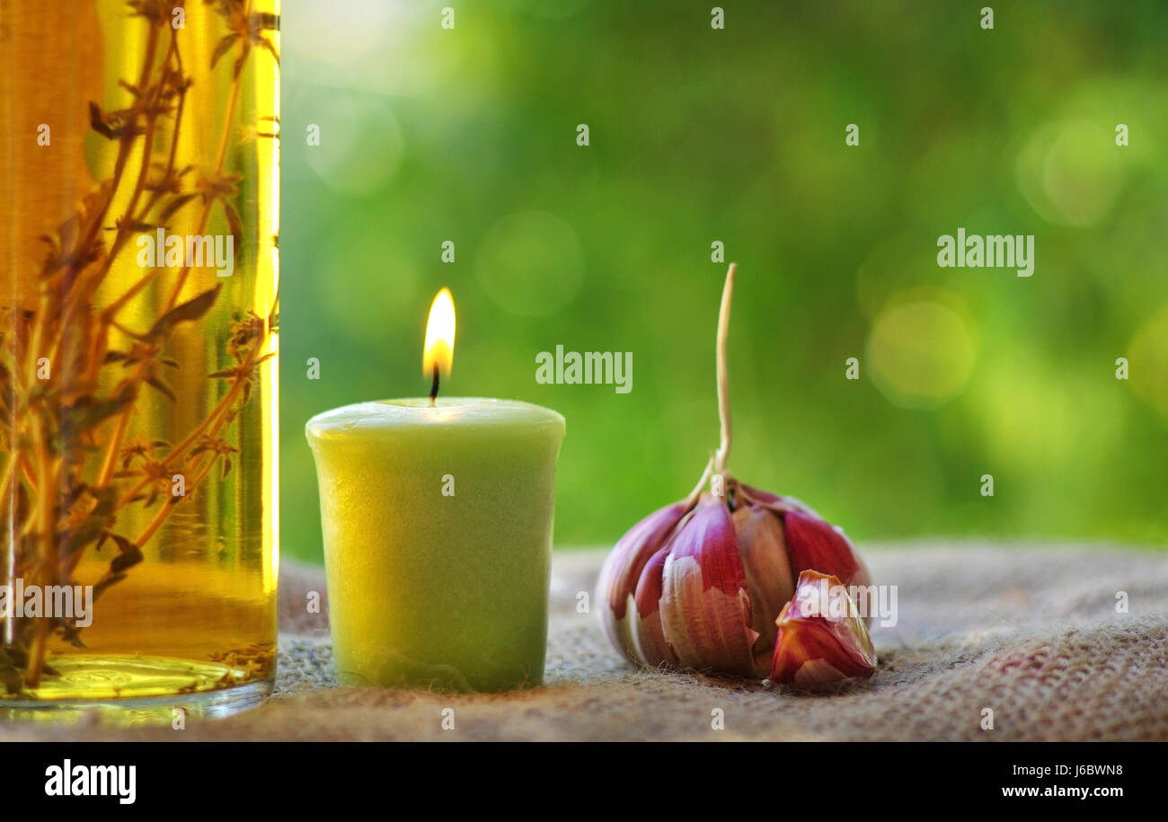 Vela botella caliente el fuego conflagración llamas llama decoración verde  aceite de ajo Fotografía de stock - Alamy