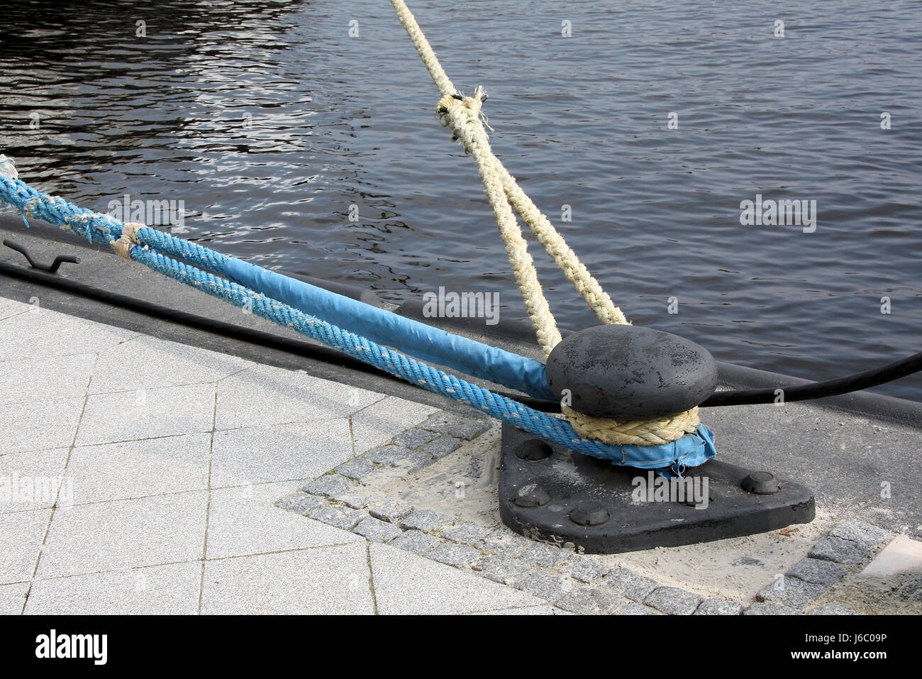 Rocío tacos dock cable parcheadas de conducción actual cuerda simbólica de hierro del puerto Foto de stock