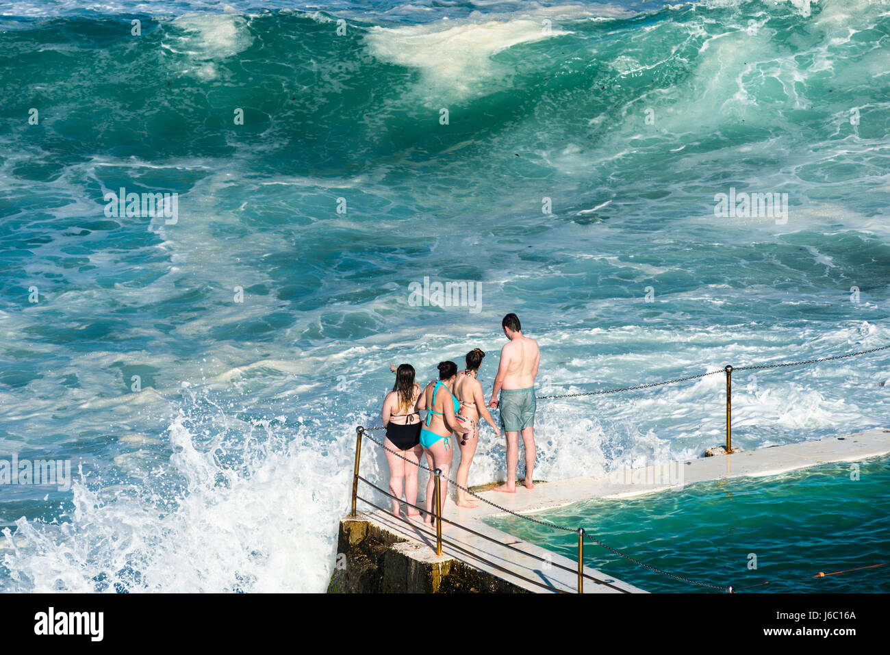Las grandes olas golpeando la piscina en el bondi icebergs y Bondi Beach en los suburbios orientales, Bondi, Sydney, New South Wales, Australia. Foto de stock