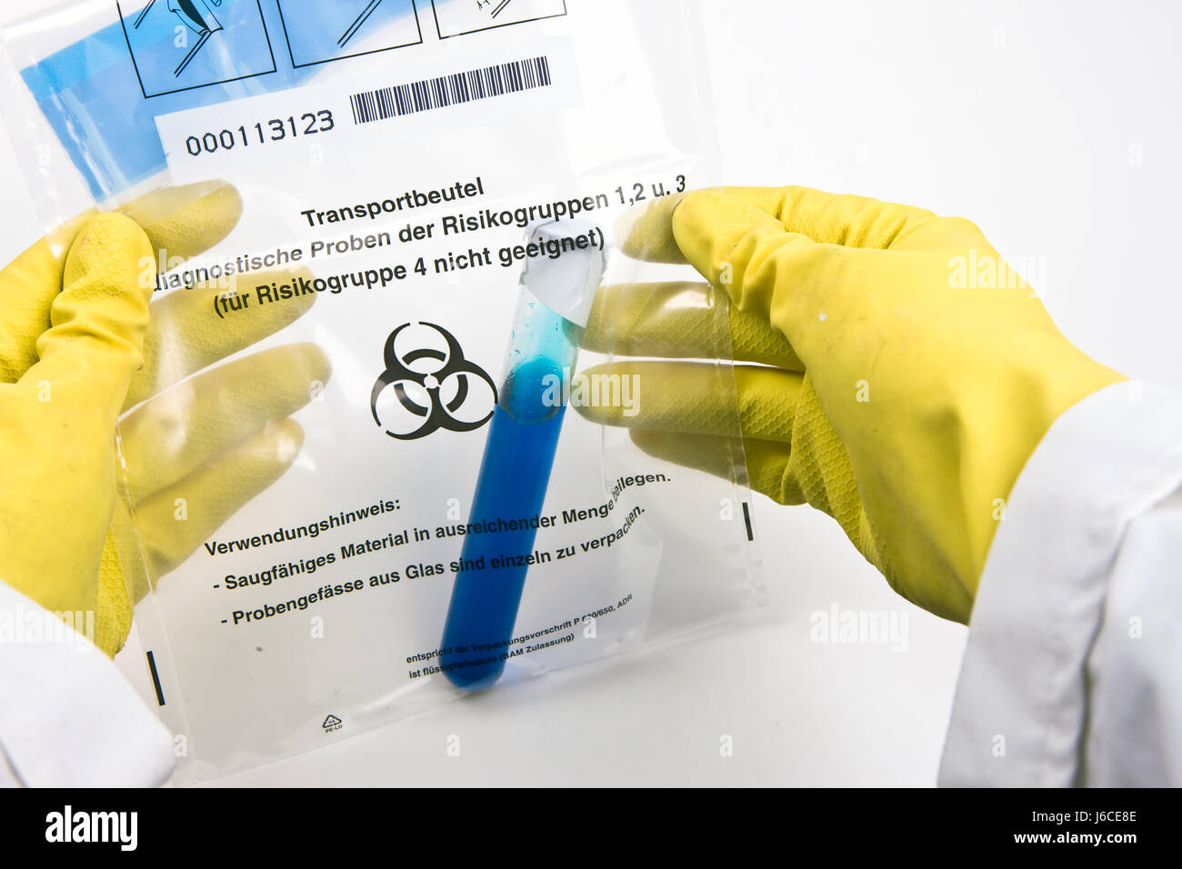 Virus biológico contagio laboratorio de análisis en el estudio del trabajo académico de papel smock Foto de stock