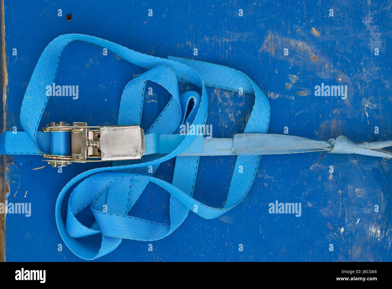 Cables industriales engranajes tira de la hebilla del cinturón de seguridad  peligro herramienta azul Fotografía de stock - Alamy