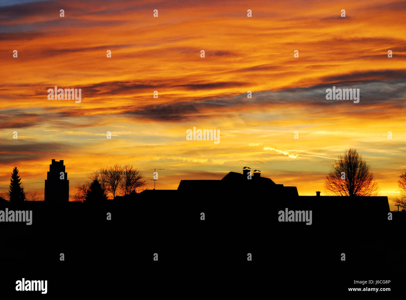 Sunset sunrise silueta firmamento cielo mercado comunitarios town house. Foto de stock