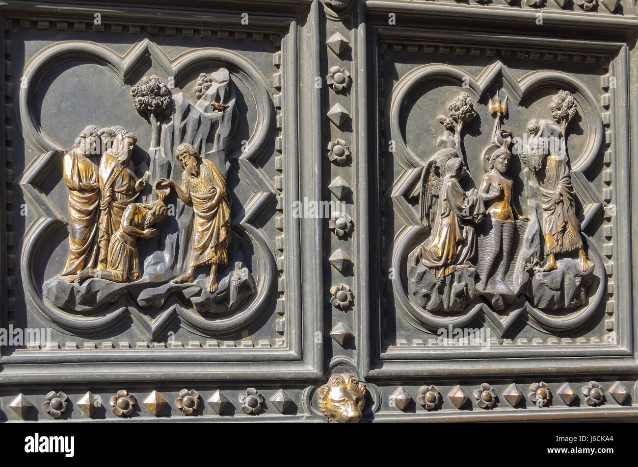Dos paneles de bronce y dorados por Leonardo d'Avanzo del Sur las puertas  del baptisterio de San Juan Fotografía de stock - Alamy