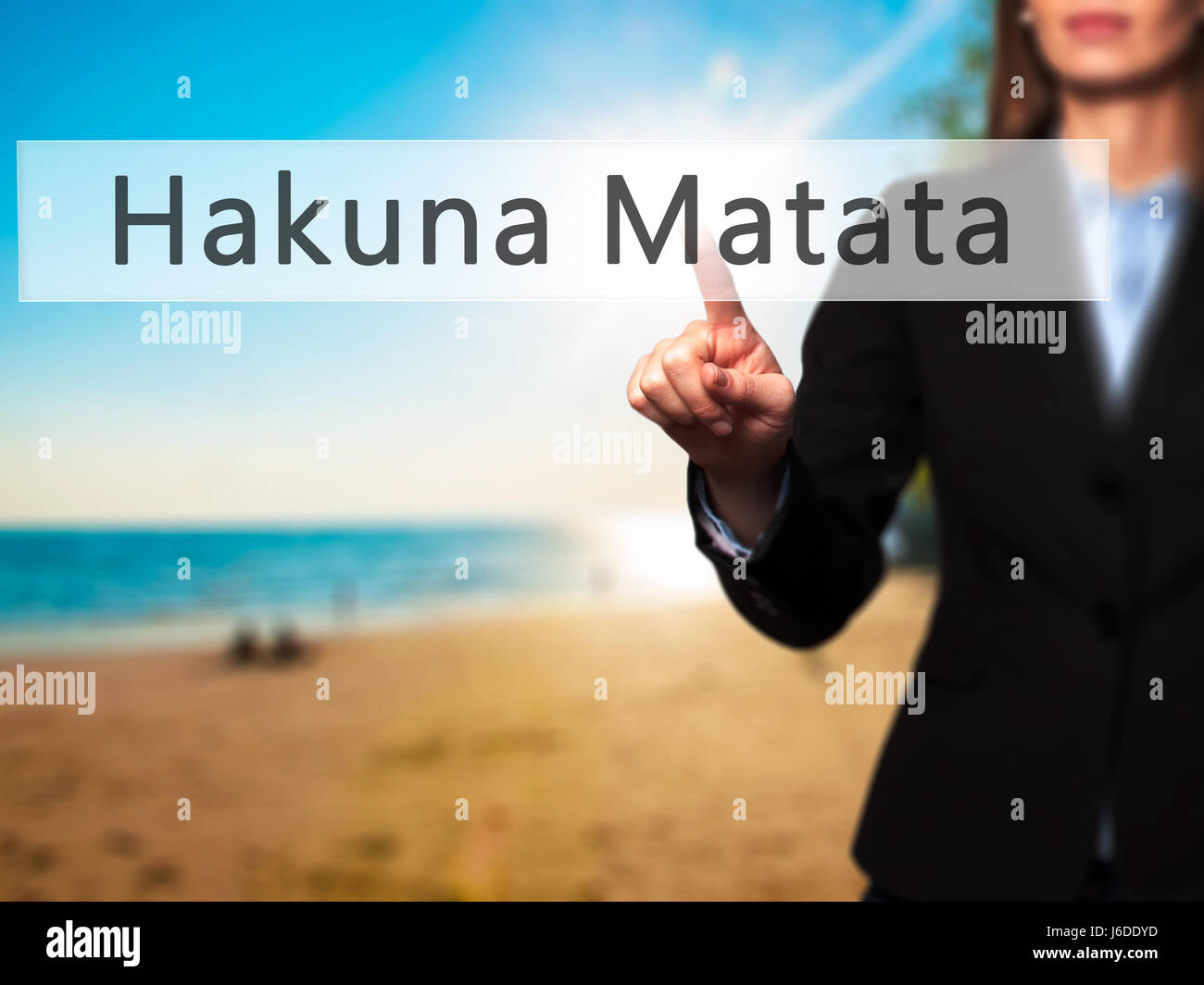 Hakuna Matata (frase swahili significa sin preocupaciones) Empresaria mano pulsando el botón