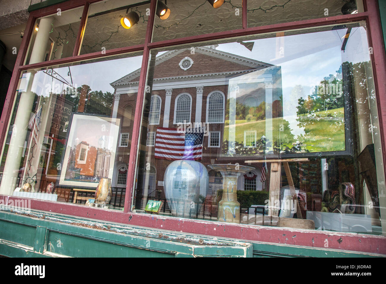 El Town House reflejado en un escaparate en Peterborough, Nueva Hampshirew Foto de stock