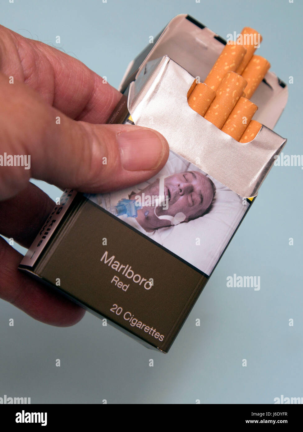 Paquete de cigarrillos empaquetados normal sin logos, Londres