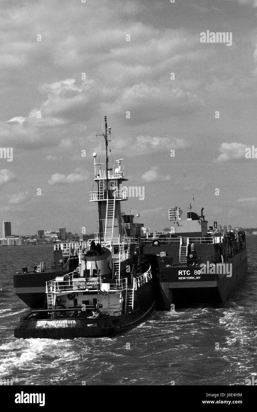 Barco de pesca en blanco y negro Foto de stock