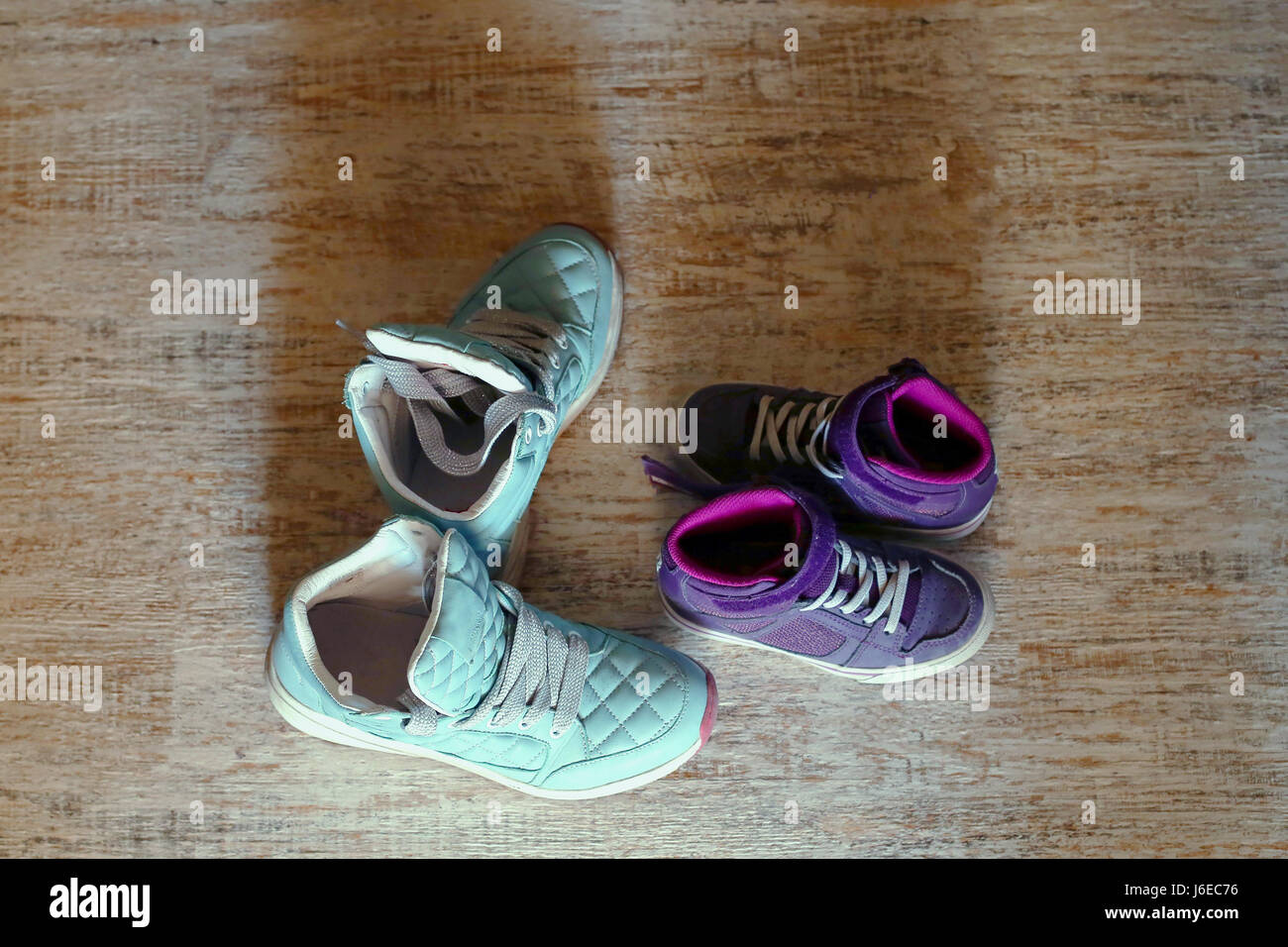 Dos pares de zapatillas. Tamaño de adultos niños. Madre e hija. Los azul y violeta Fotografía de stock - Alamy