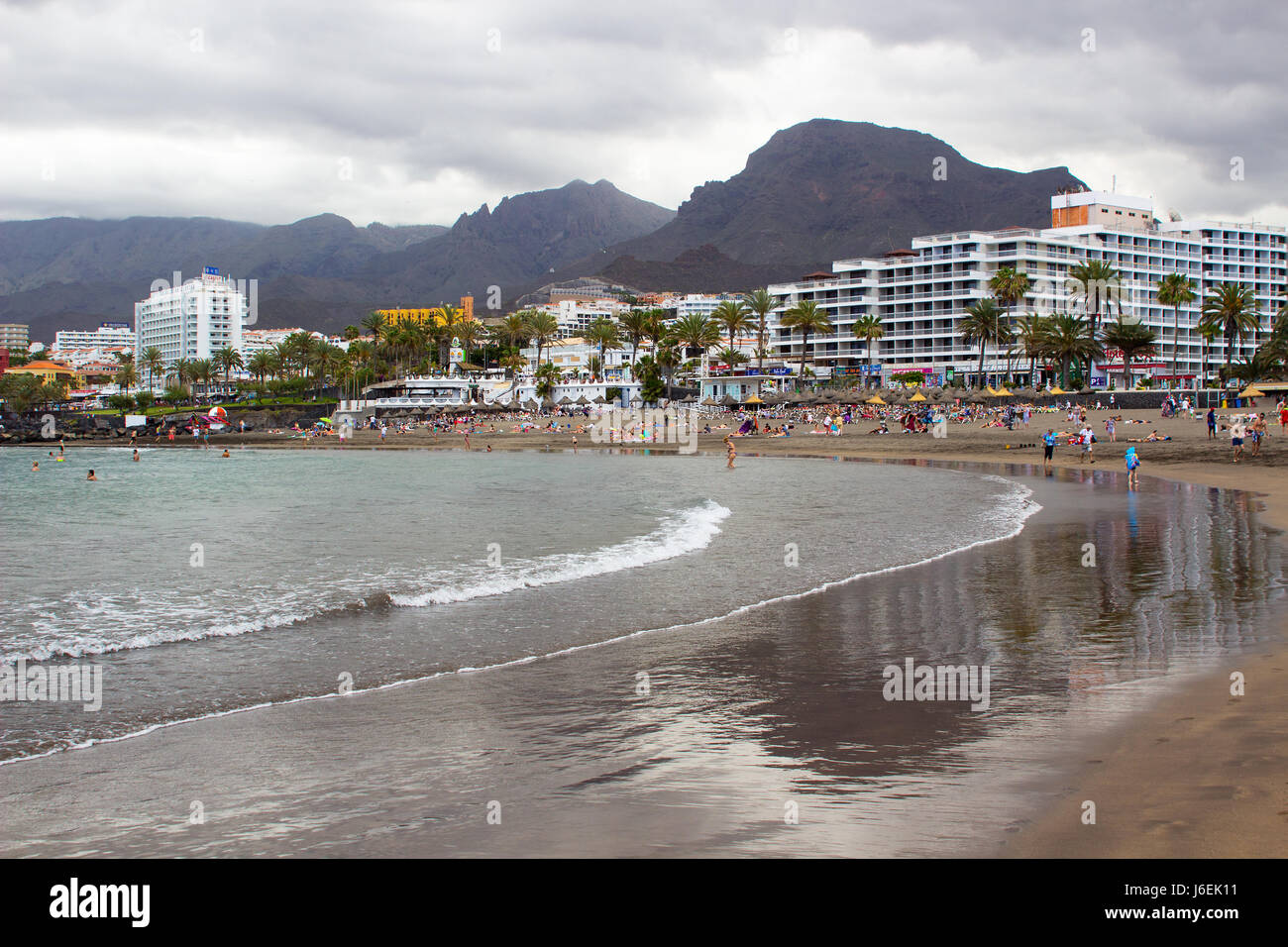 Hotel de gran altura de los edificios frente al mar en Playa de Las Américas que dominan el horizonte. Foto de stock