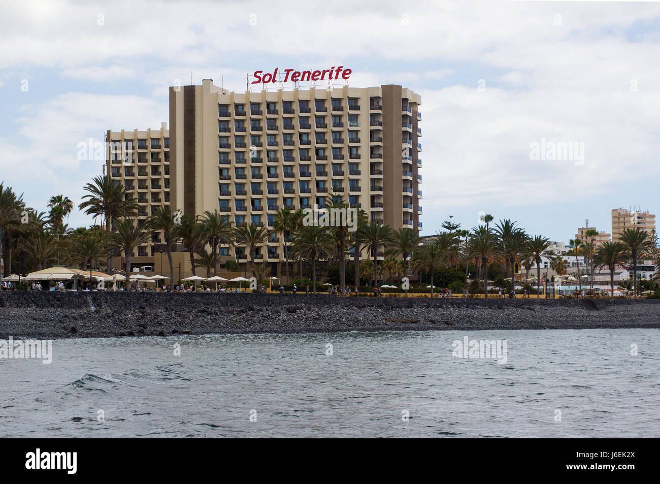 Hotel de gran altura de los edificios frente al mar en Playa de Las Américas que dominan el horizonte. Foto de stock