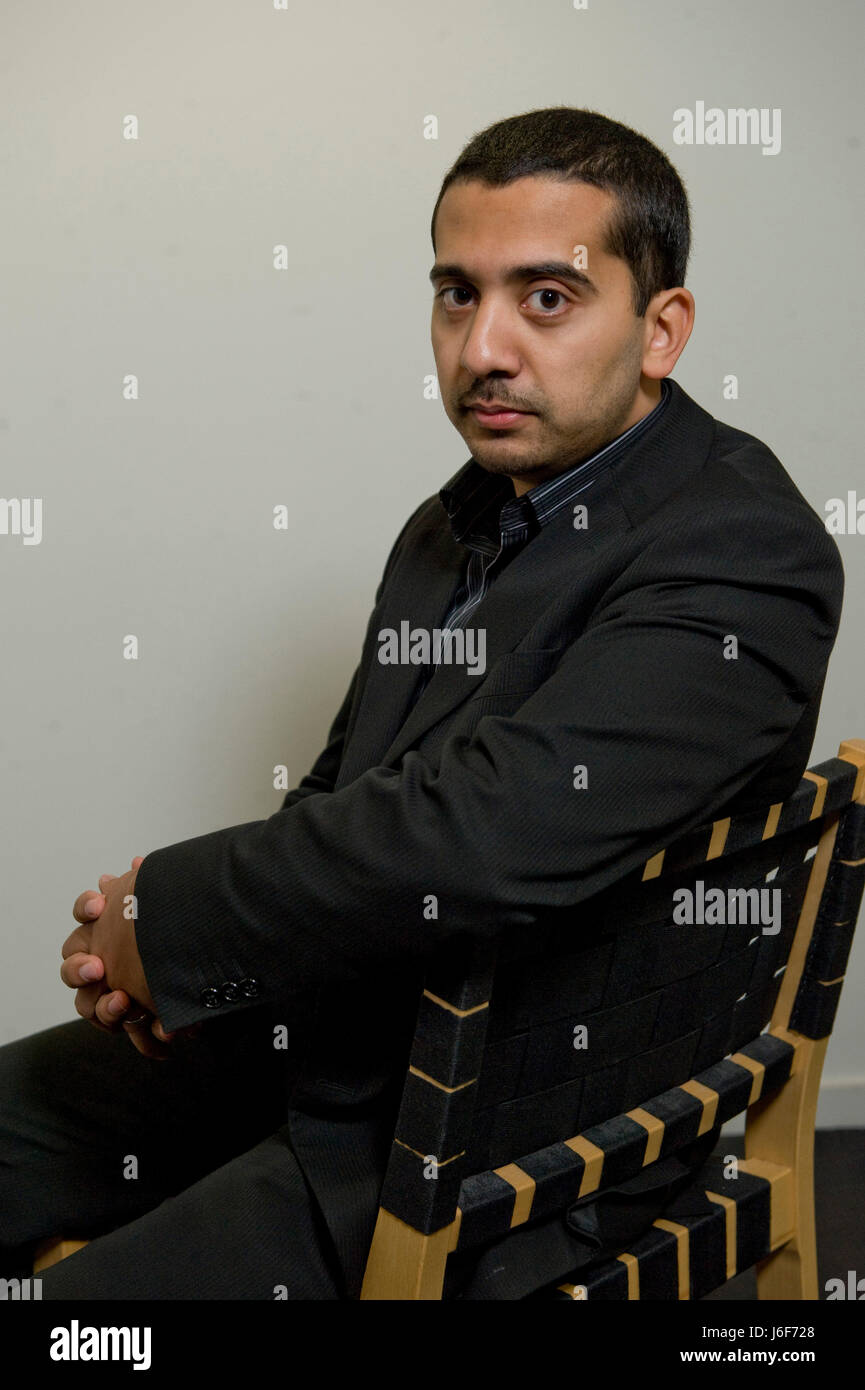 Mehdi Hasan, senior editor de política en el nuevo estadista y ex editor de noticias y asuntos de actualidad en Channel 4, ilustra a la Palabra Libre Centre, Londres, Reino Unido, 25 de octubre de 2010. Foto de stock