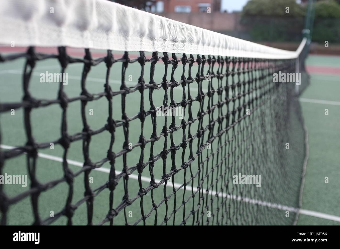 Cerca de una red de tenis en pista dura en Londres, Reino Unido Foto de stock