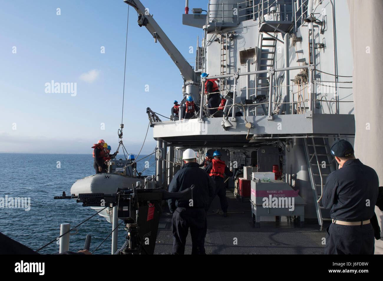 170511-N-MZ078-029 OCÉANO PACÍFICO (Mayo 11, 2017) - Los marineros implementar una embarcación inflable de casco rígido (RHIB) de la clase Ticonderoga crucero de misiles guiados USS Lake Erie (CG 70). El lago Erie está actualmente en curso de implementación independiente a la 7ª y la 5ª Flota de EE.UU. áreas de operación en apoyo de operaciones de seguridad marítima y el teatro los esfuerzos de cooperación. (Ee.Uu. Navy photo by Mass Communication Specialist Seaman Lucas T. Hans/liberado) Foto de stock