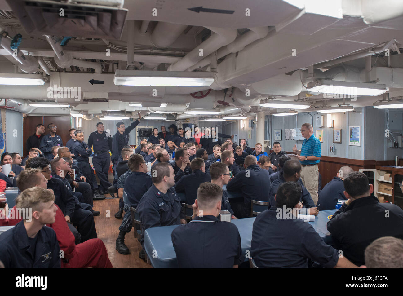 170515-N-MZ078-006 OCÉANO PACÍFICO (15 de mayo de 2017)- Los marineros reciben capacitación de sensibilización cultural para próximas visitas a puerto durante su despliegue a bordo de la clase Ticonderoga crucero de misiles guiados USS Lake Erie (CG 70). El lago Erie está actualmente en marcha en forma independiente sobre un despliegue en el Pacífico Occidental y el Oriente Medio en apoyo de operaciones de seguridad marítima y el teatro los esfuerzos de cooperación. (Ee.Uu. Navy photo by Mass Communication Specialist Seaman Lucas T. Hans/liberado) Foto de stock