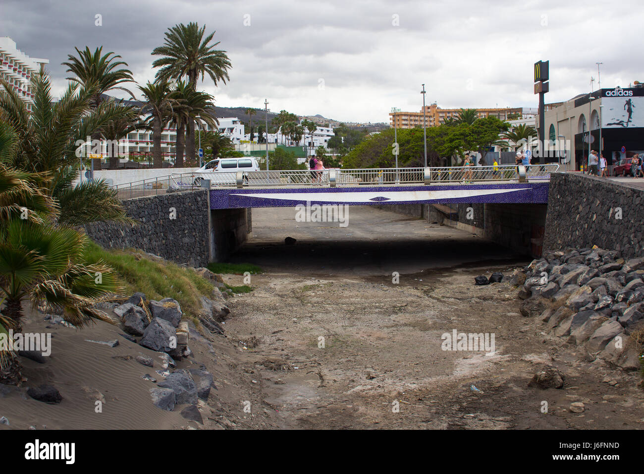 Una pasarela en el lecho seco del río y defensa fllood canal en Playa de  Las Americas en Tenerife en las Islas Canarias Fotografía de stock - Alamy
