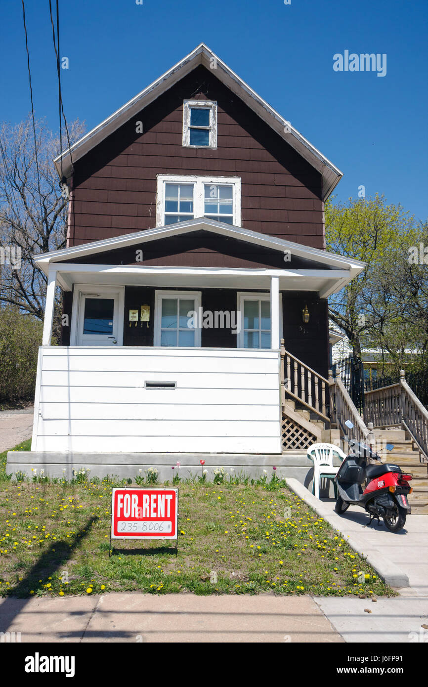 Marquette Michigan Upper Peninsula UP Lake Superior, Bluff Street, casa con estructura de madera, para alquilar, señal, moto,MI090515036 Foto de stock