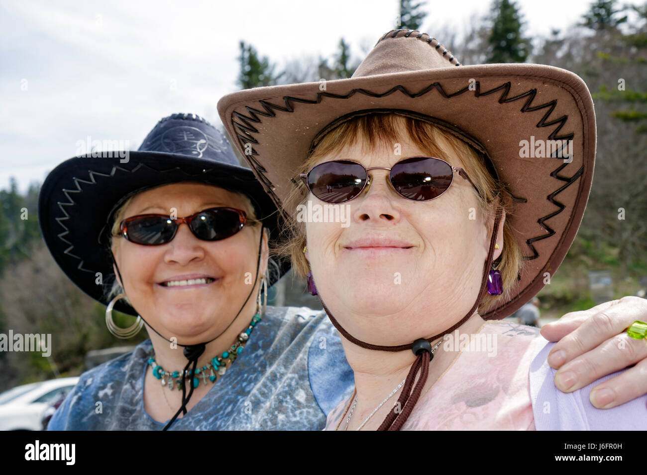 Tennessee Great Smoky Mountains National Park, New Found Gap, adultos mujeres mujeres mujeres mujeres mujeres, mujeres, amigos, sombreros, gafas de sol, vestido por igual, visitantes tra Foto de stock