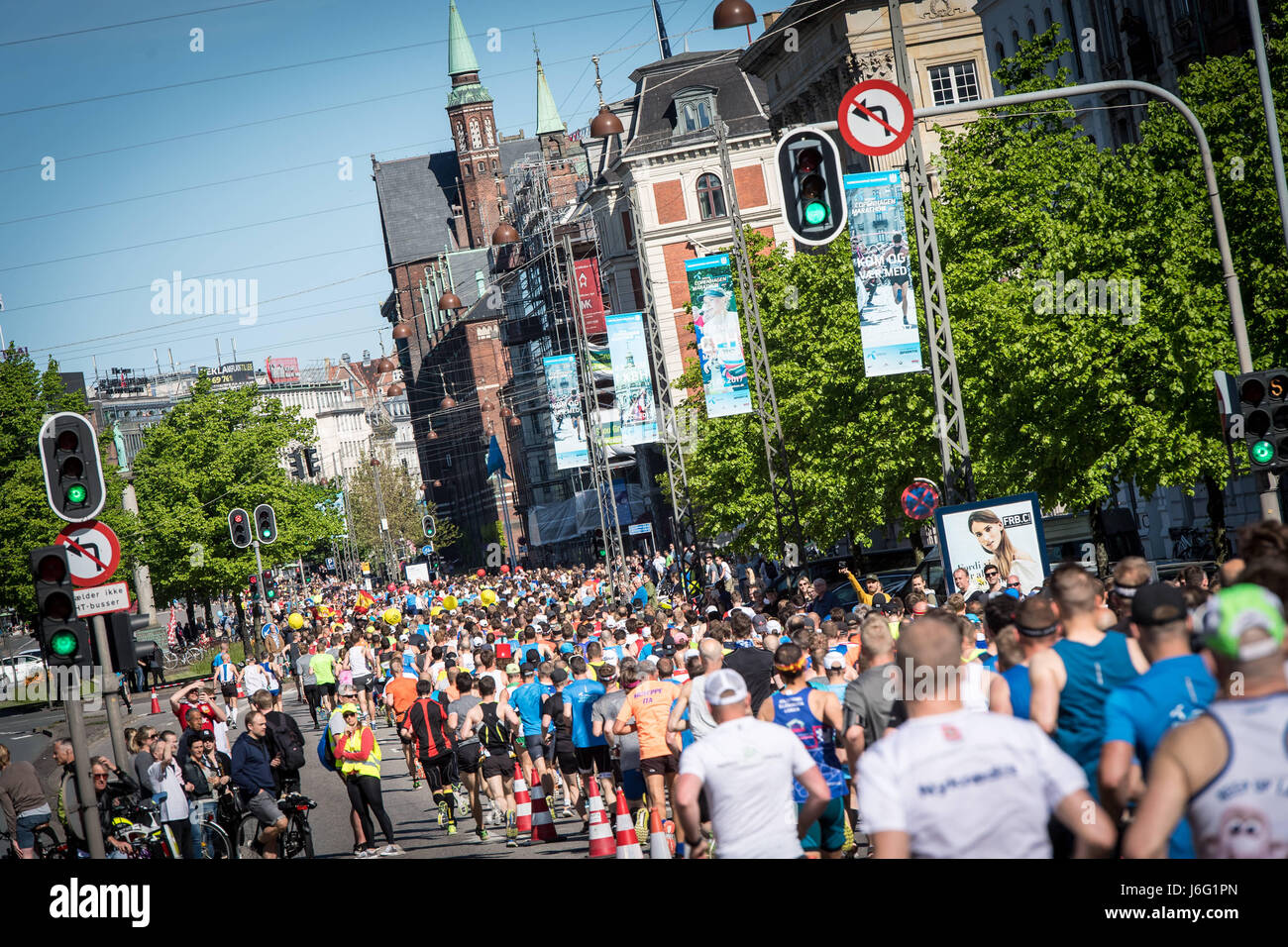 Copenhague, Dinamarca. 21 de mayo, 2017. Más de 8.500 corredores de todo el mundo enfrentaron altas temperaturas para tomar parte en la Maratón de Copenhague 2017, Telenor. Crédito: Matthew James Harrison/Alamy Live News Foto de stock