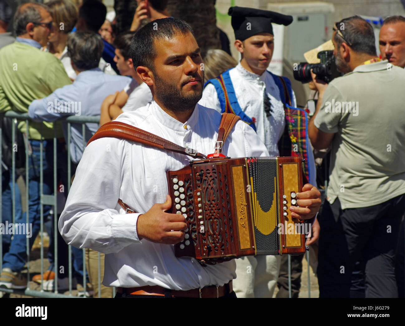 Sassari, Italia, 21 de mayo de 2017 Cavalcata Sarda 2017. Cada año en mayo en Sassari (Cerdeña) un espectacular desfile de cientos de cochecito y jinetes/cientos de amazonas de toda Cerdeña. La Cavalcata Sarda es seguido por miles de personas y por los muchos turistas que admiran la belleza de los trajes, el color de la fantasía y la habilidad de jinetes y cientos de amazonas. © Alberto Maisto/Alamy Live News Foto de stock