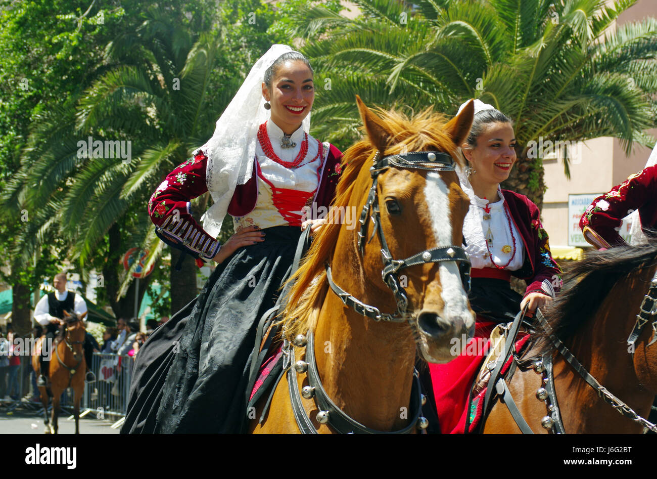 Sassari, Italia, 21 de mayo de 2017 Cavalcata Sarda 2017. Cada año en mayo en Sassari (Cerdeña) un espectacular desfile de cientos de cochecito y jinetes/cientos de amazonas de toda Cerdeña. La Cavalcata Sarda es seguido por miles de personas y por los muchos turistas que admiran la belleza de los trajes, el color de la fantasía y la habilidad de jinetes y cientos de amazonas. © Alberto Maisto/Alamy Live News Foto de stock