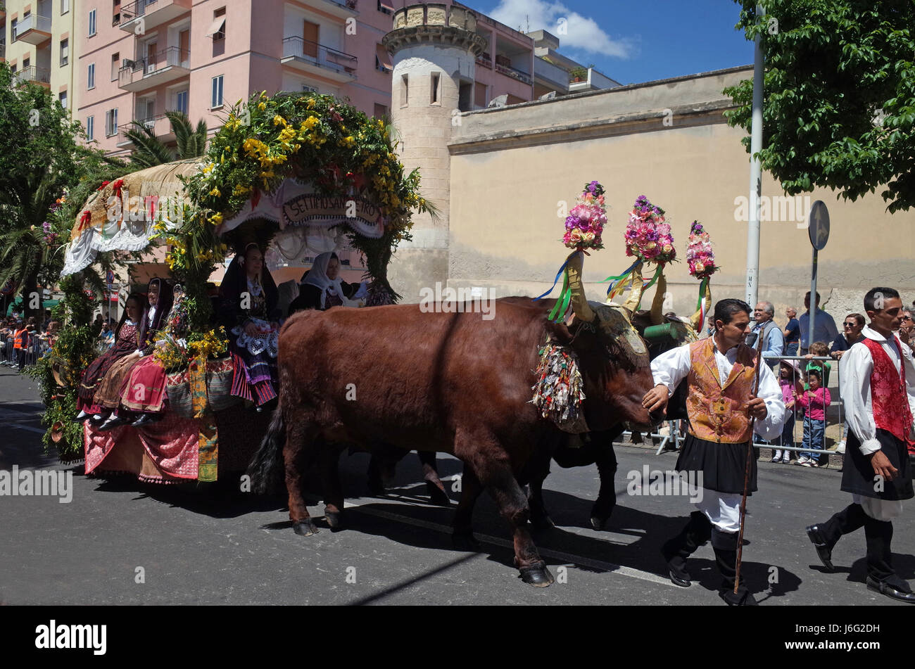 Sassari, Italia, 21 de mayo de 2017 Cavalcata Sarda 2017. Cada año en mayo en Sassari (Cerdeña) un espectacular desfile de cientos de cochecito y jinetes/cientos de amazonas de toda Cerdeña. La Cavalcata Sarda es seguido por miles de personas y por los muchos turistas que admiran la belleza de los trajes, el color de la fantasía y la habilidad de jinetes y cientos de amazonas. © Alberto Maisto/Alamy Live News Foto de stock