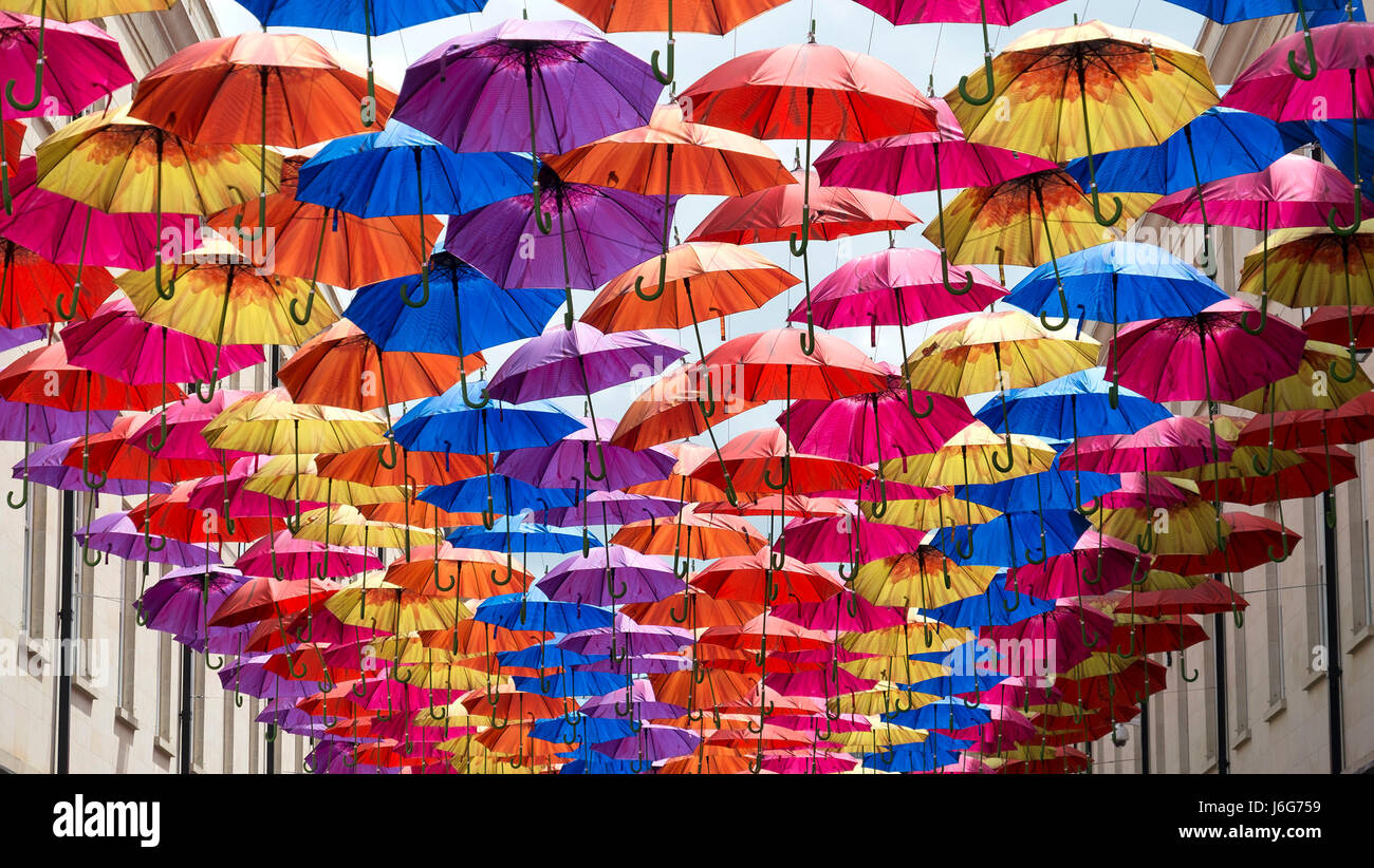 Paraguas Street, Bath, Somerset, Reino Unido. 21 de mayo, 2017. paraguas han suspendidas en el aire por de los compradores como comercial Southgate baño. La instalación está inspirada