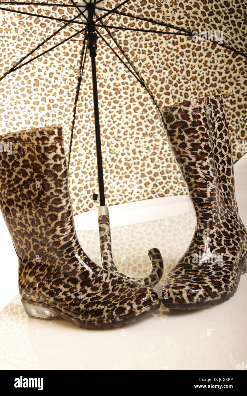 Los leopardos botas de goma con sombrilla Fotografía de stock - Alamy