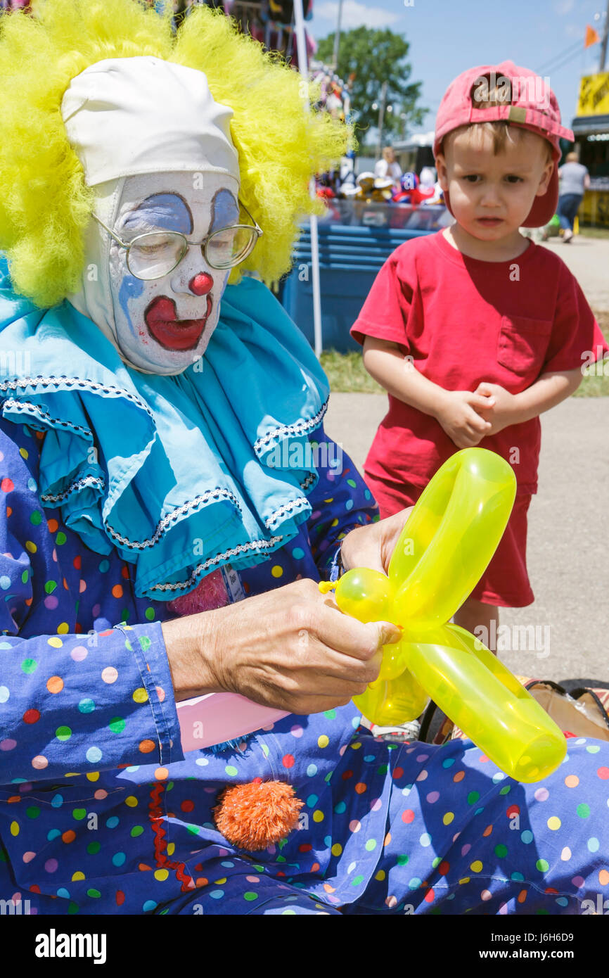 Wisconsin Kenosha County, Kenosha, Kenosha County Fairgrounds, The Ultimate Kid Fest, familias padres hijos, Bippy the Clown, chico bo Foto de stock