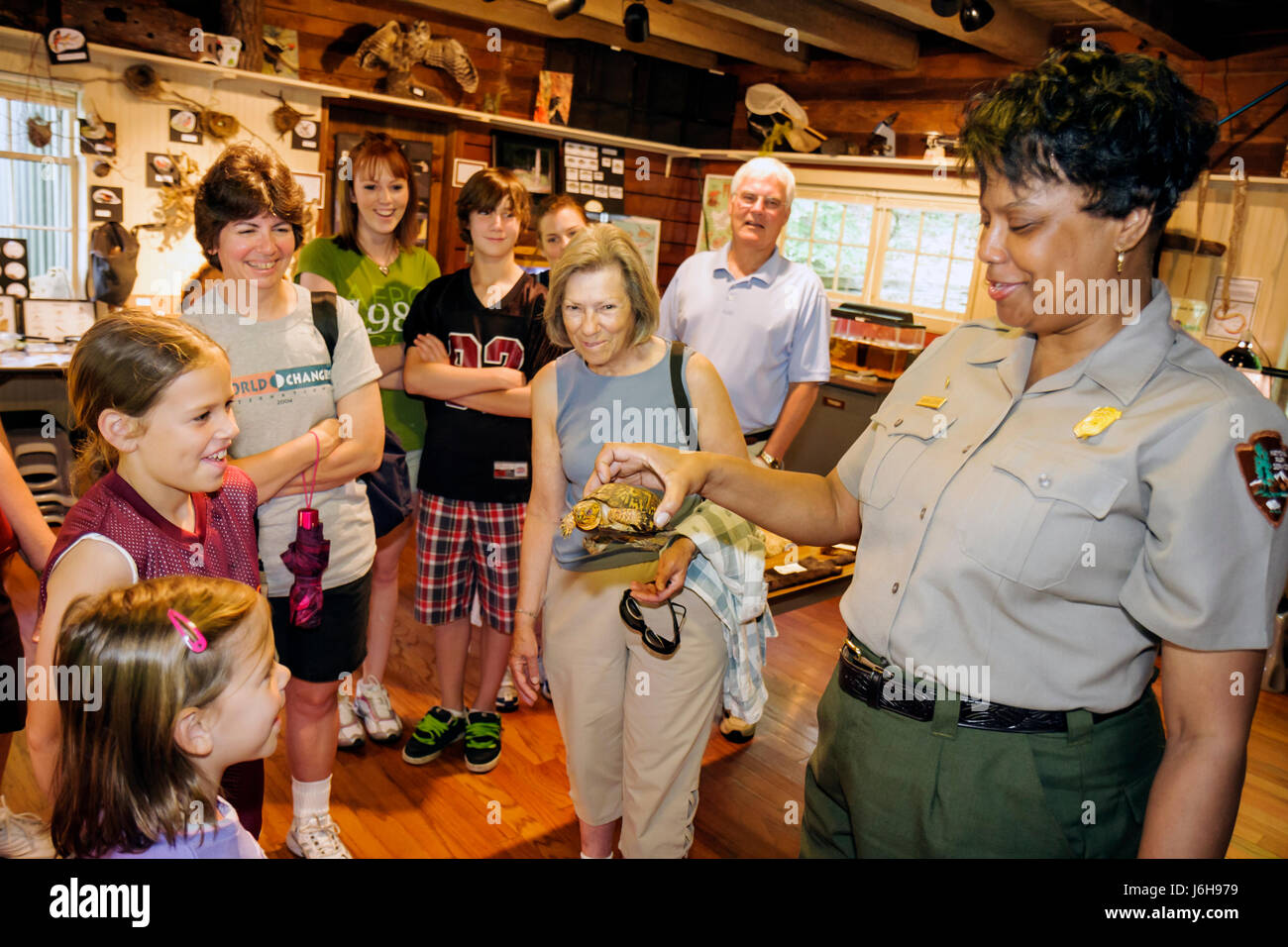 Blue Ridge Parkway Virginia, Montañas Apalaches, Picos de Otter, Centro de la Naturaleza, mujer negra mujeres que trabajan trabajos, trabajadores, hombre hombres hombres, chica g Foto de stock