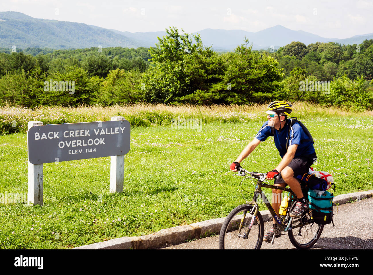 Blue Ridge Parkway Virginia, Montañas Apalaches, Roanoke Mountain, Virginia Explore Park, Back Creek Valley Overlook, hombre hombres, bicicleta, ciclismo, RID Foto de stock